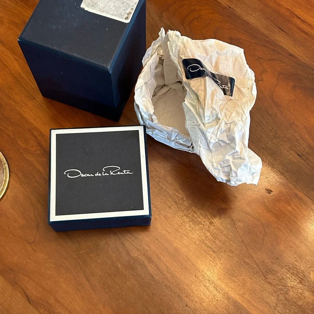 Oscar de la Renta Gold and Silver Textured Candle